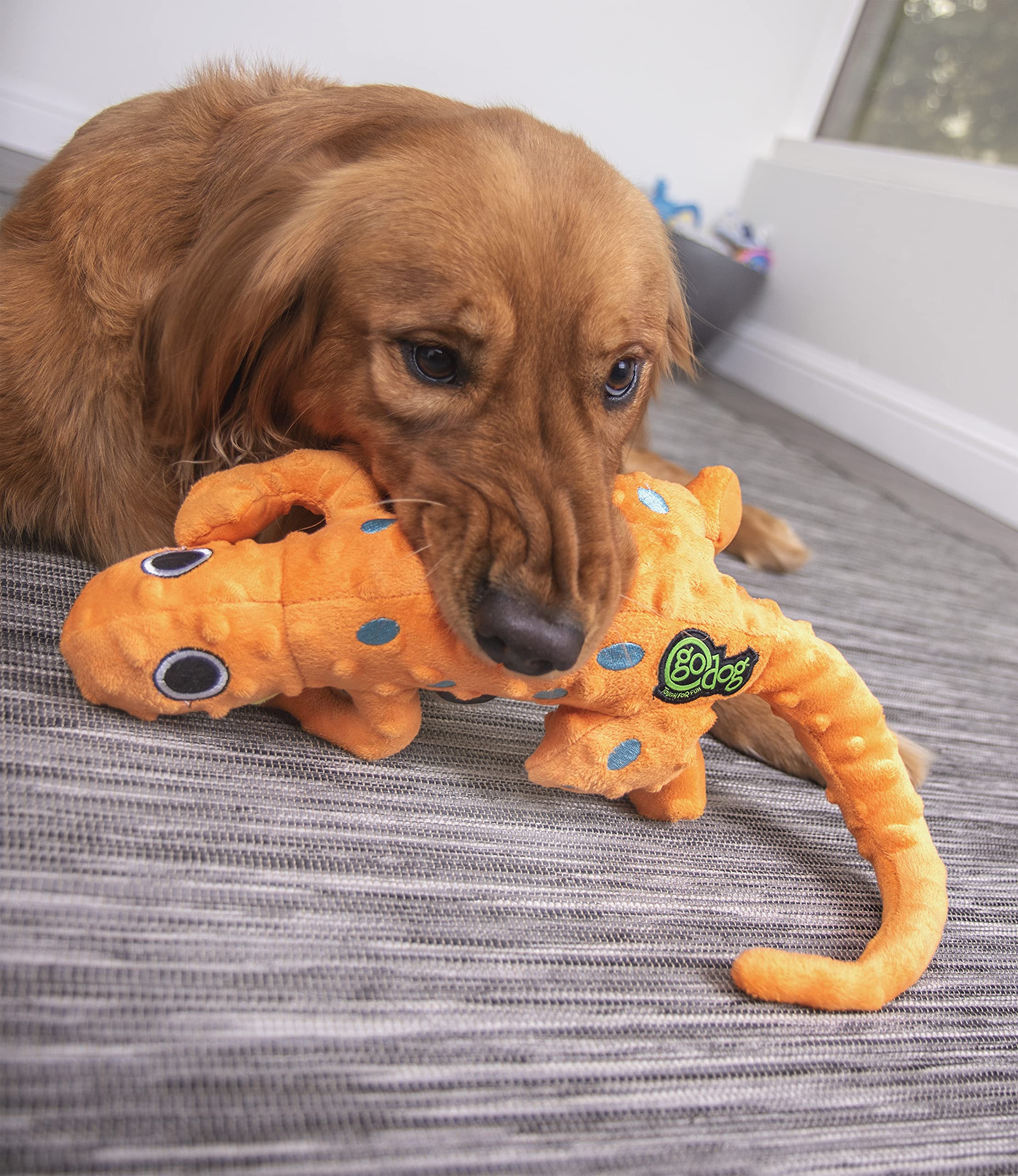 GoDog Amphibianz Gecko dog in cuddle pose offers comforting plush companionship.