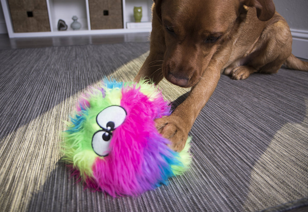 goDog Furballz textura de pelo largo, peluche suave para acurrucarse.