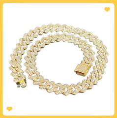 Goetltsch Glod Cuban-link dog collar in gold shining during walks and photos.