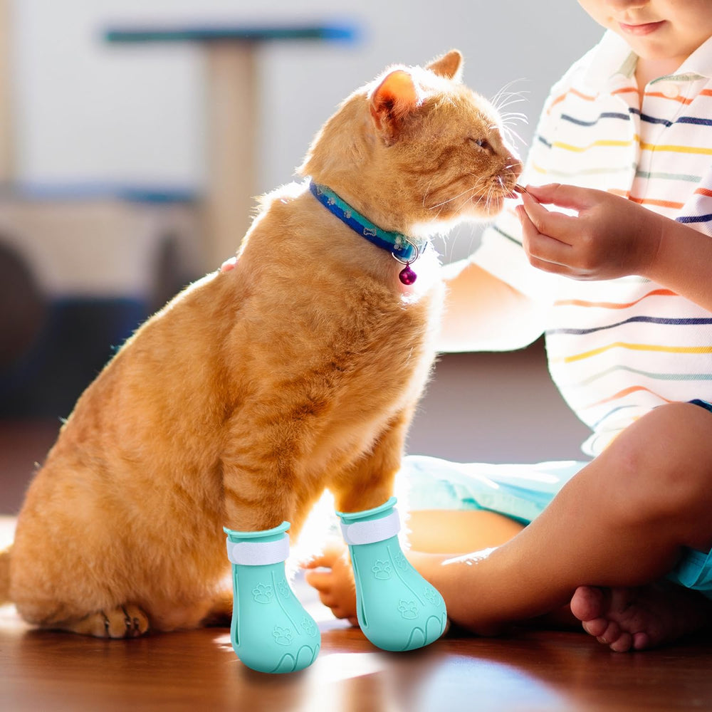Gosknor cat feet covers during bathing reduce scratching risk.