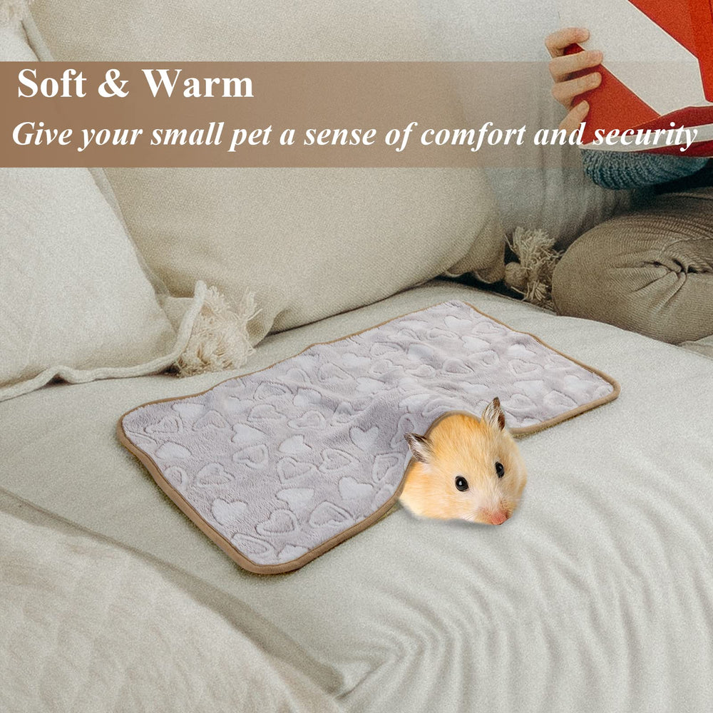 Close-up of soft Grddaef fleece fabric highlighting warmth and durability.