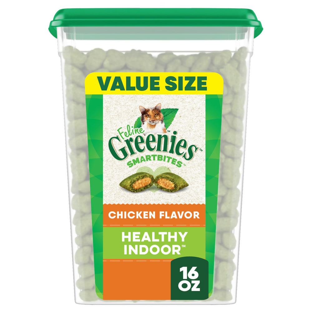 Greenies Feline Smartbites chicken-treat in tub supports digestion and weight-friendly snacking.