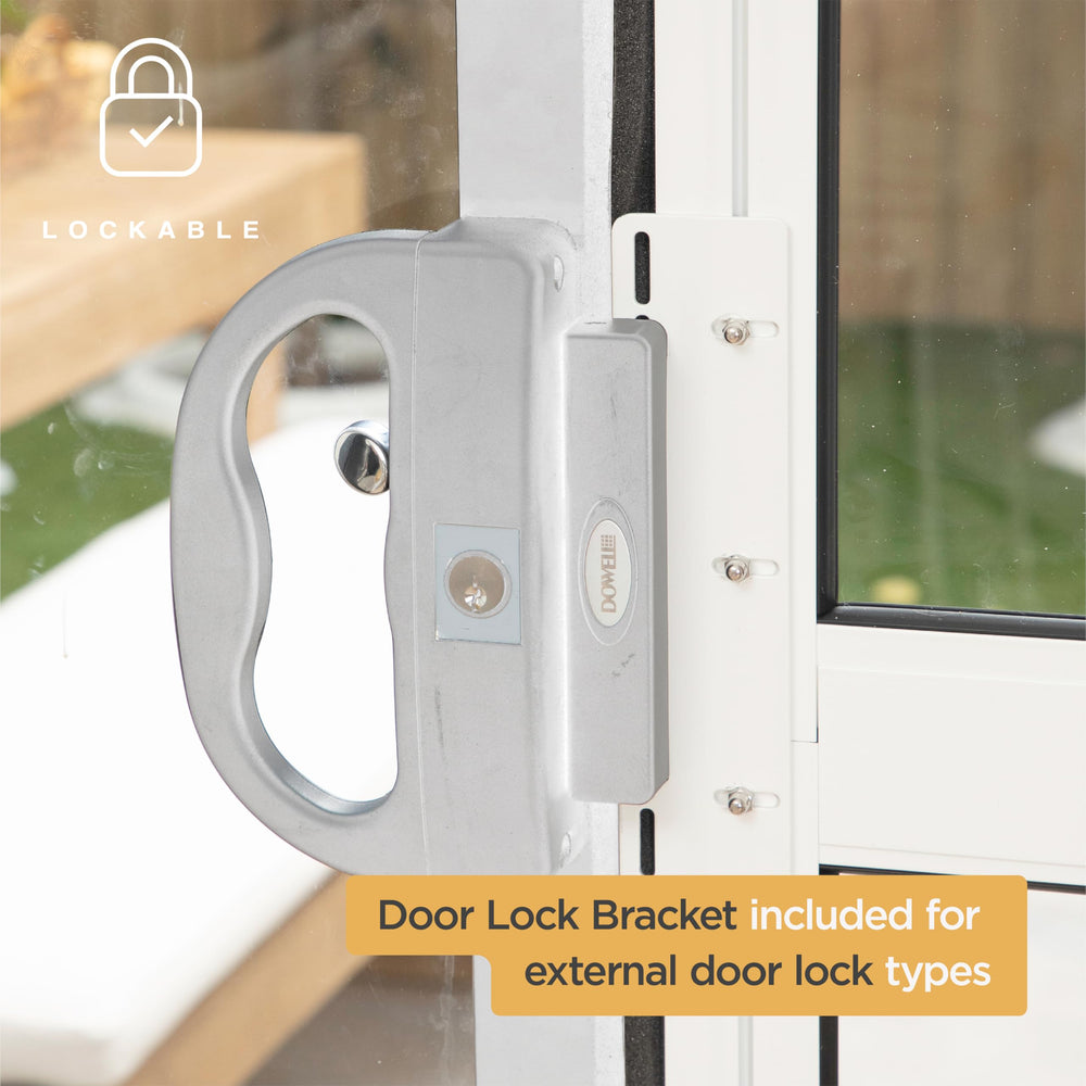Hakuna Pets locking panel in action demonstrates controlled access to outdoors.