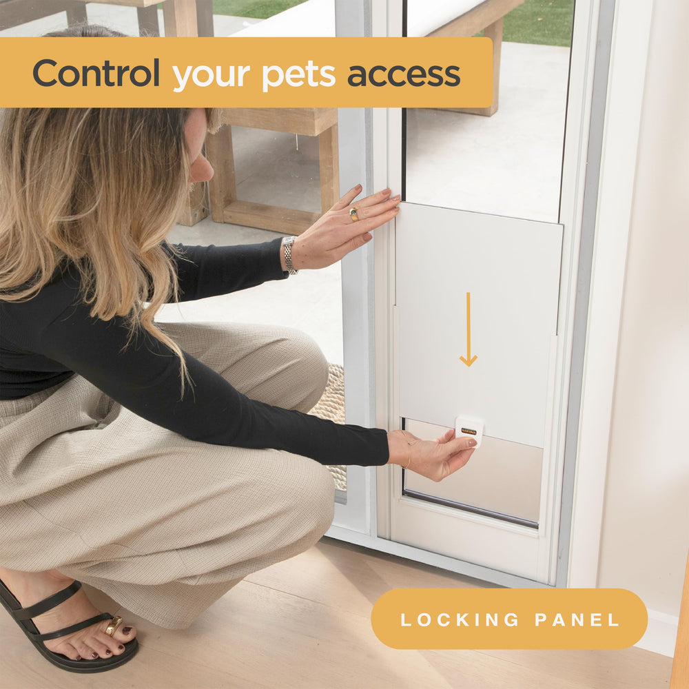 Hakuna Pets weather seals and magnetic centering ensure protection from drafts and elements.