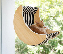 HAPYKITYS pine wood frame highlights natural durability and rustic charm.