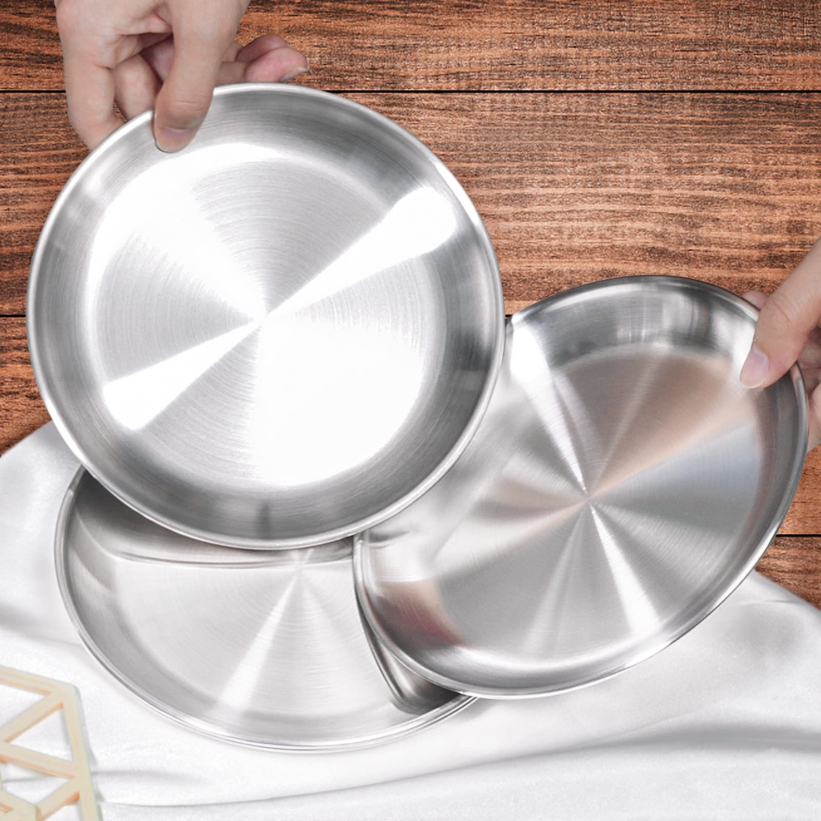 Harhana cat dishes ideal for both food and water.