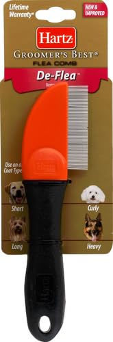 Hartz Groomer's Best Flea Comb teeth close-up demonstrates precise flea and debris removal.