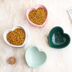 HCHLQLZ backflow-prevention cat bowls help minimize spills during meals.
