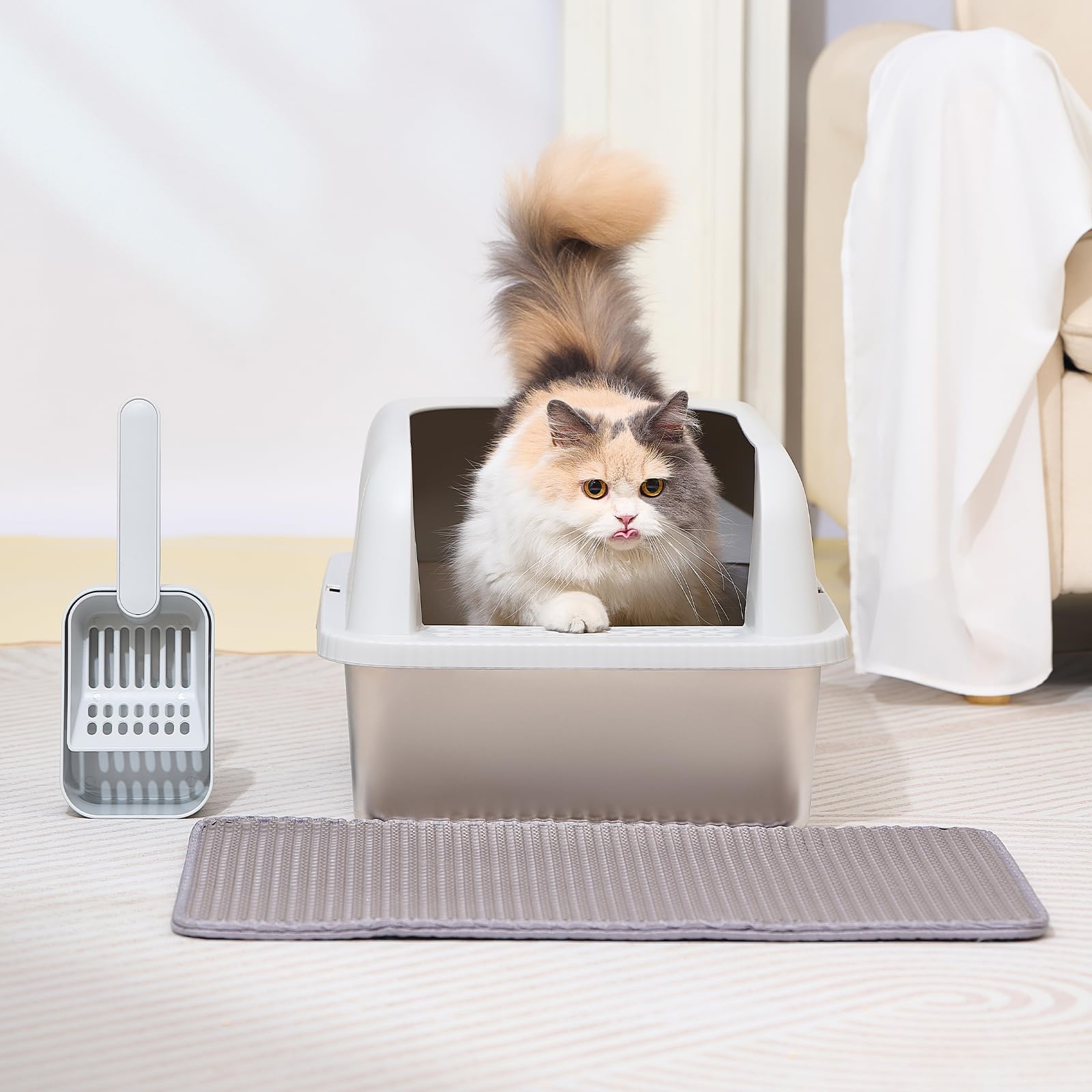 Henkelion litter box in use demonstrates easy cleaning workflow