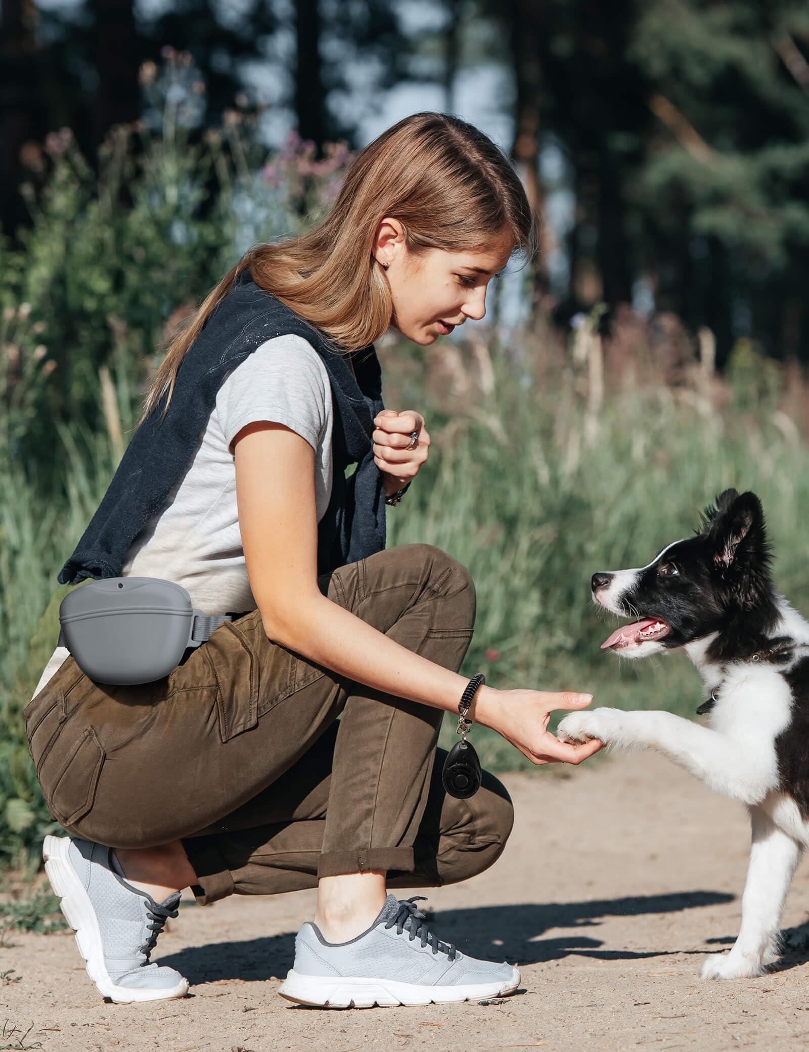 Heouvo dog treat pouch capacity shows 1.67 cups for dry or wet rewards.