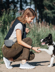 Heouvo dog treat pouch capacity shows 1.67 cups for dry or wet rewards.