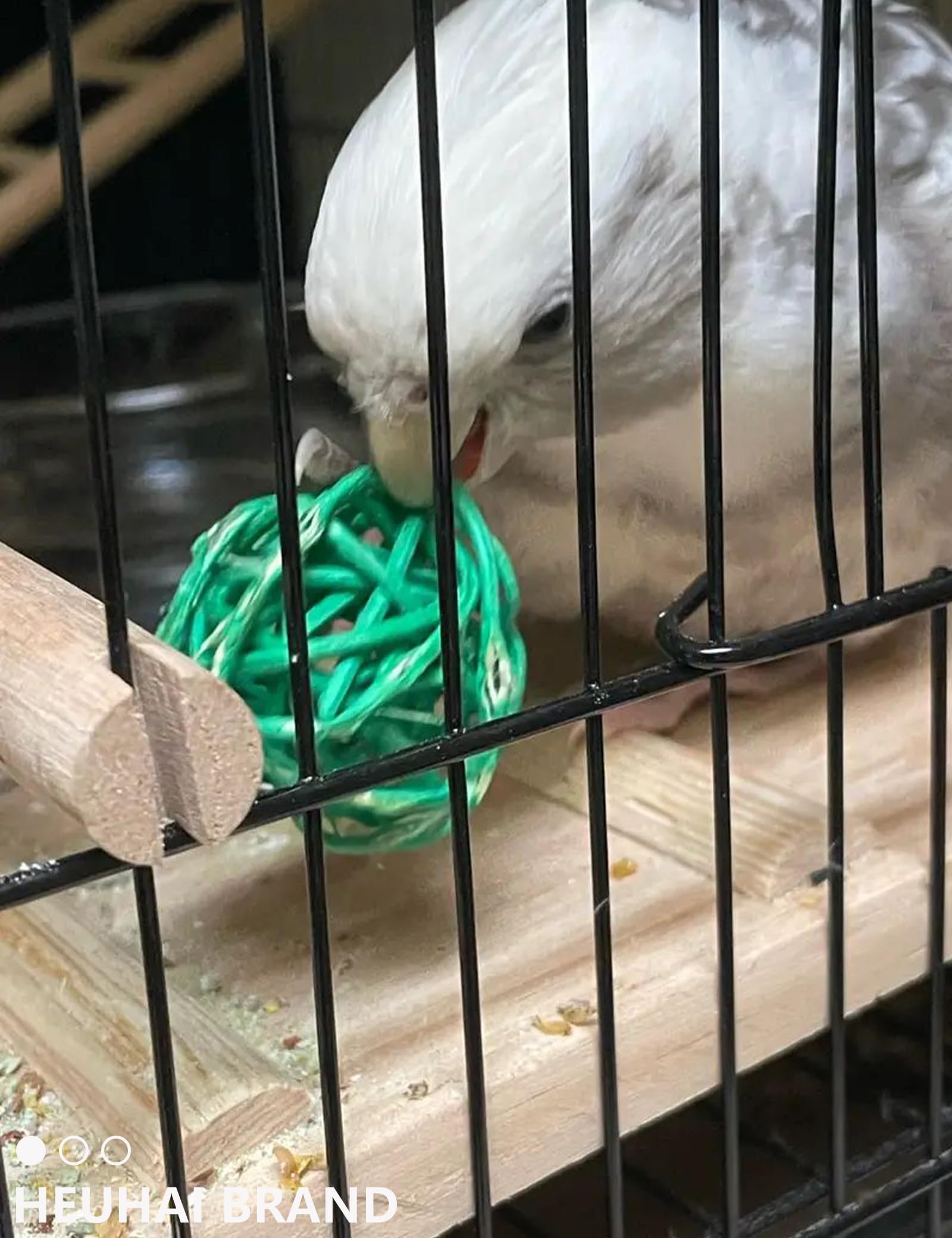 HEUHAI small-bird toys enable treat hiding to create stimulating treasure hunts.