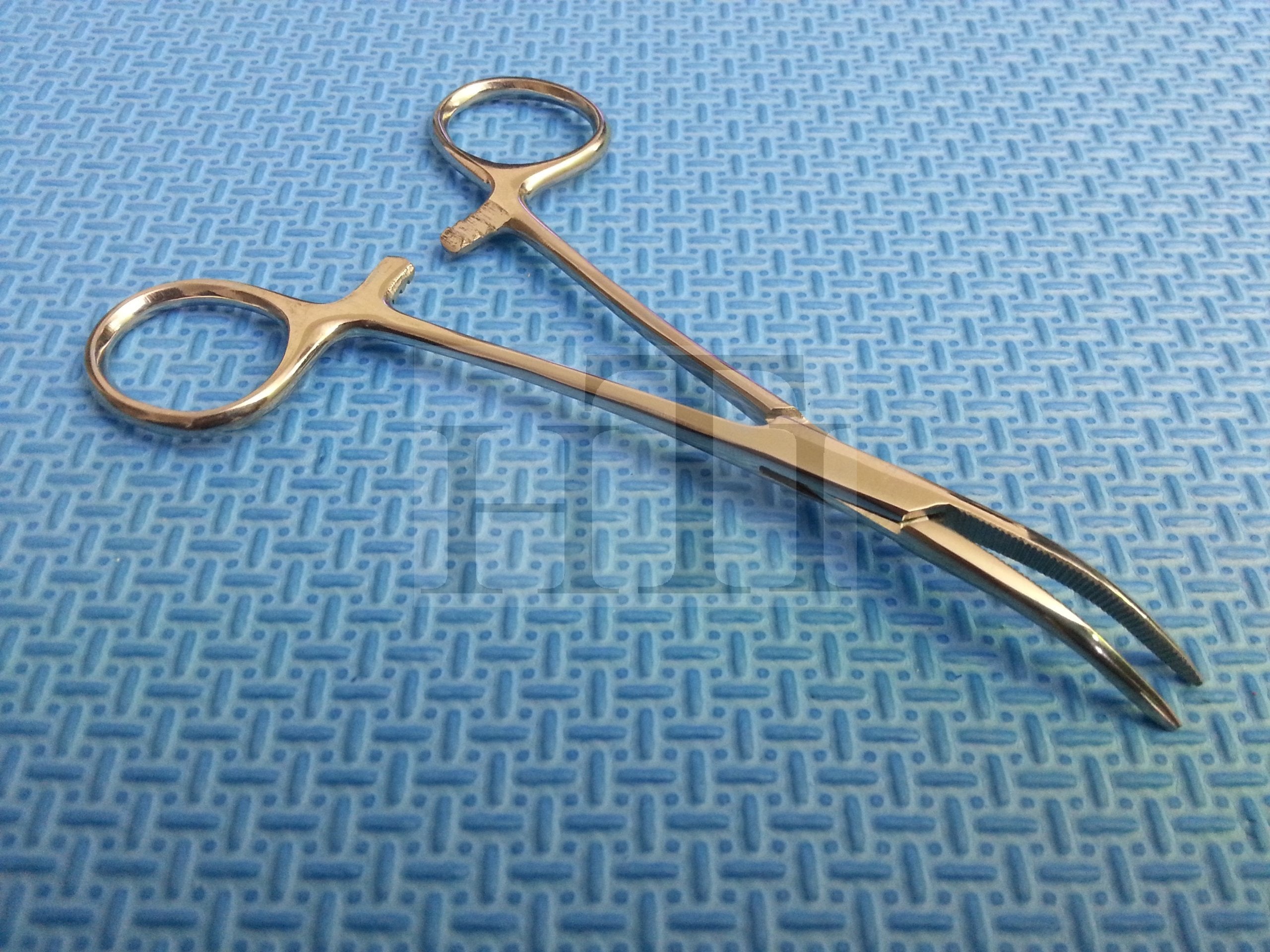 HTI dog-cat grooming forceps with locking mechanism ensures secure grasp during hair removal.