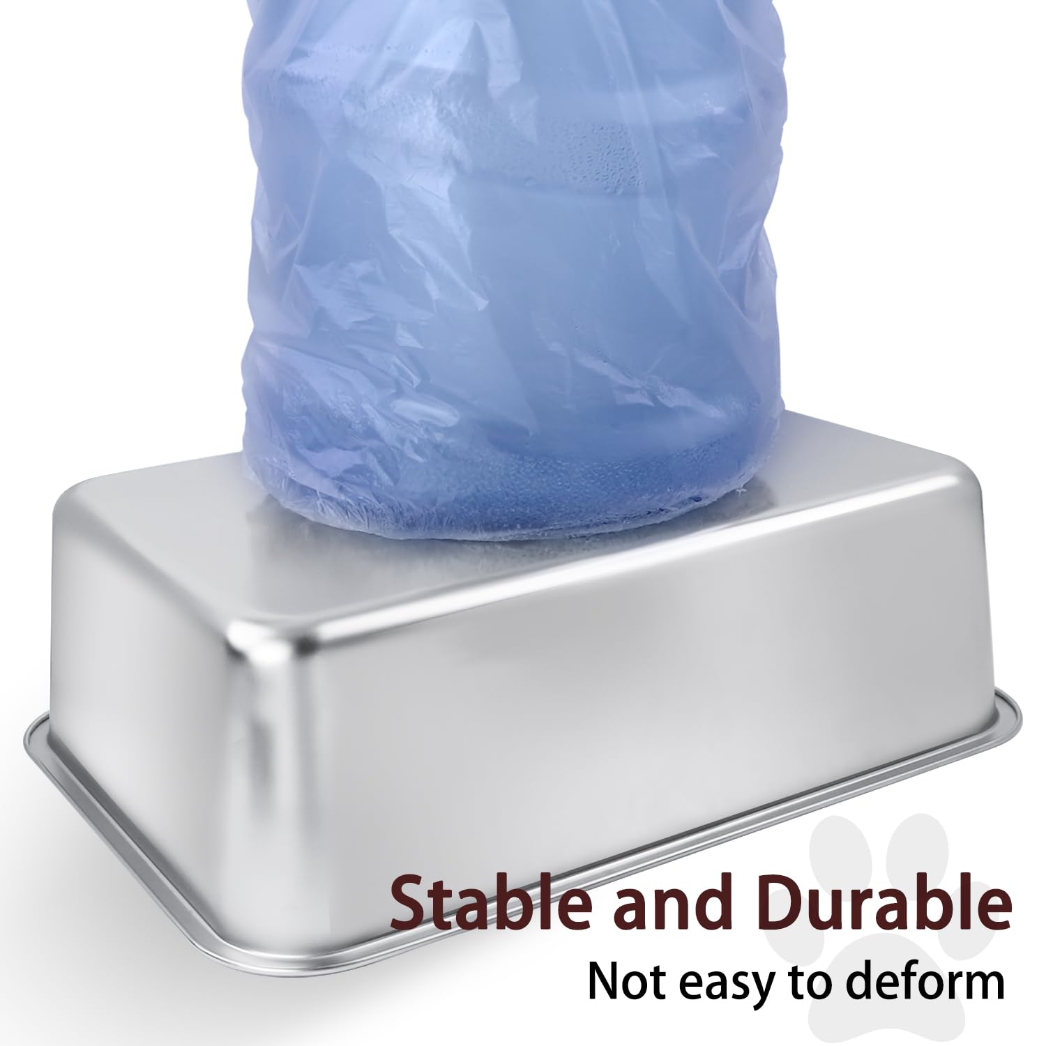 HNeekyr spacious 19.5 by 13.6 inch box accommodates adult cats comfortably.