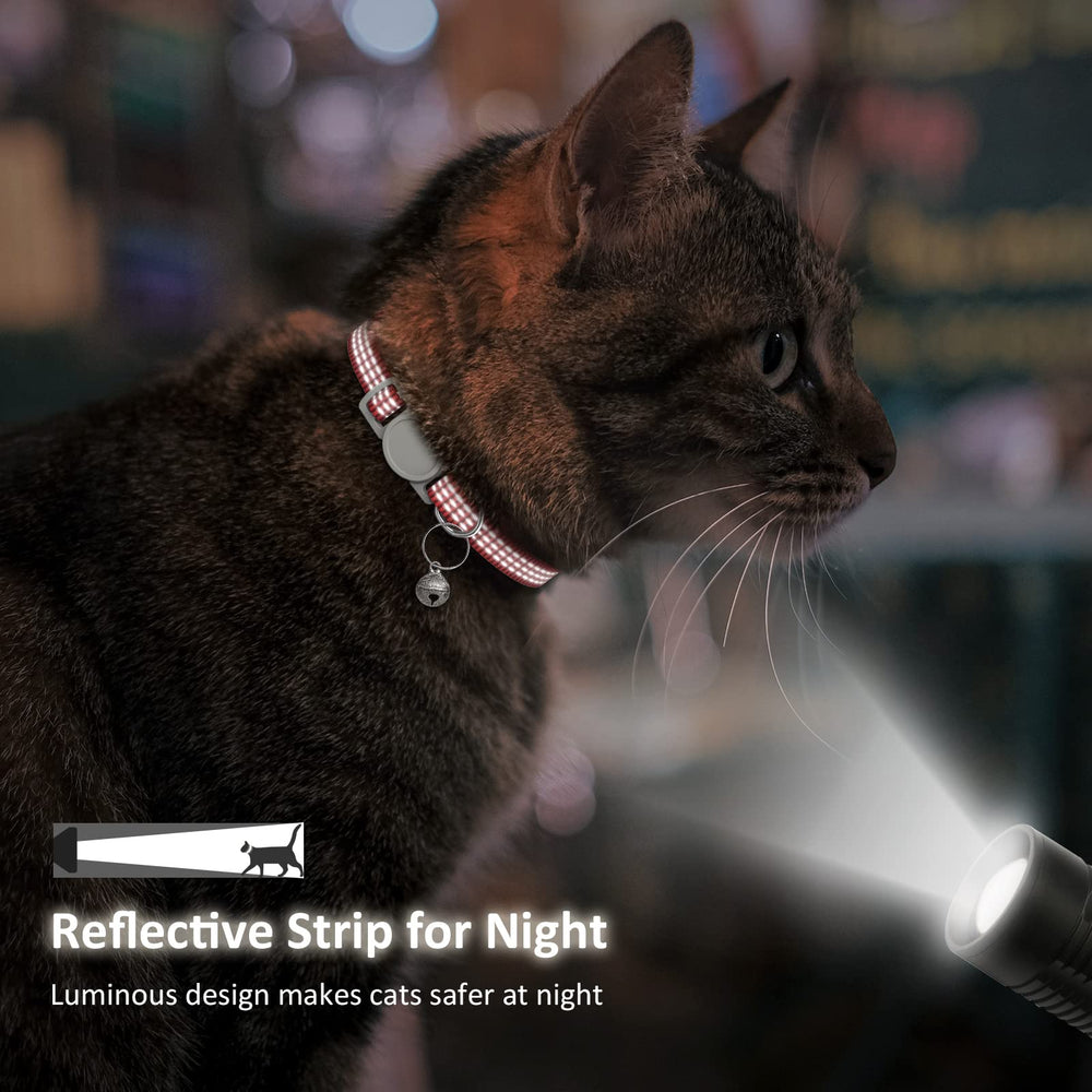 Hoeraonr removable bell demonstrates optional alert while keeping pets quietly curious.