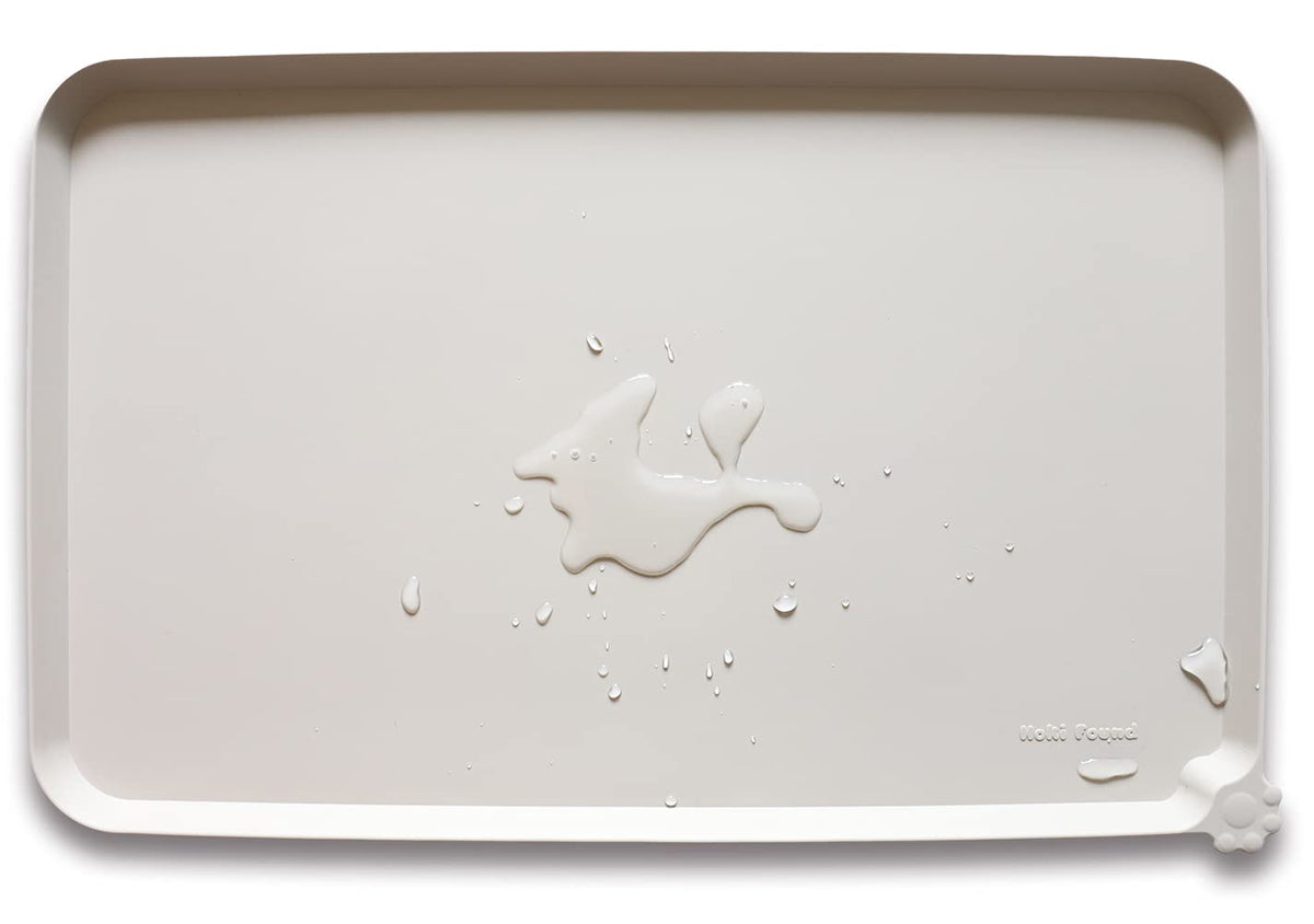 Bandeja de silicona Hoki Found crema-marrón con borde alto para evitar derrames.