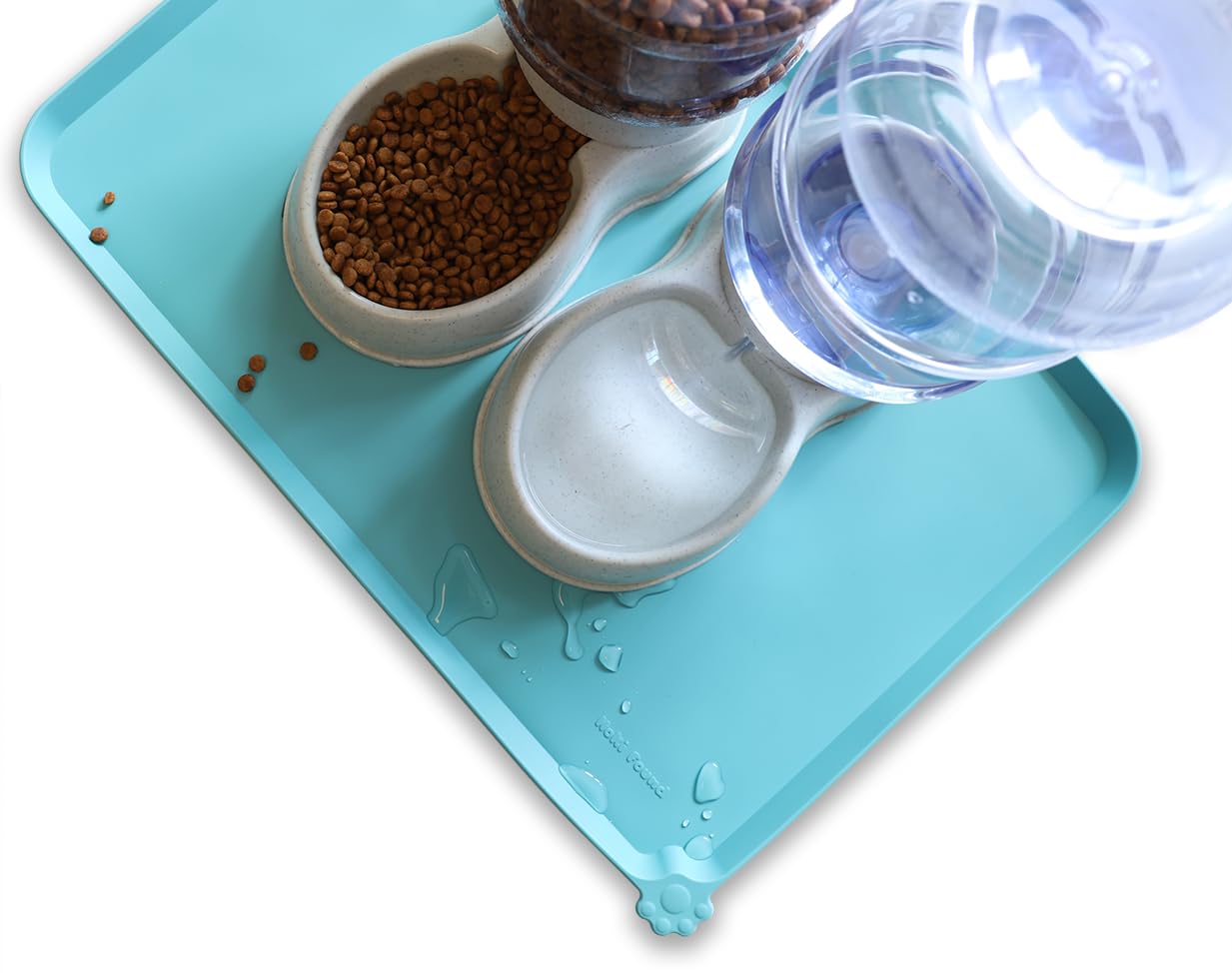 Hoki Found Glacier floor-protecting mat in use under bowls during feeding sessions.