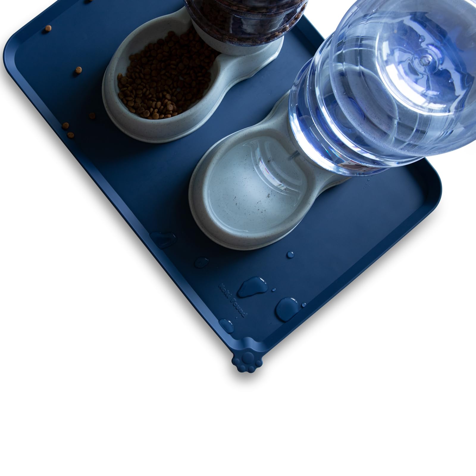 Hoki Found large mat's extra-thick edge shields floors from spills during busy pet mealtimes.