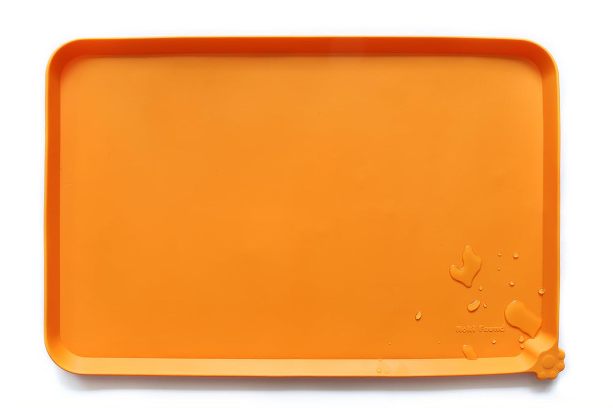 Alfombrilla de alimentación Hoki Found anti-derrame para perros y gatos, color naranja.