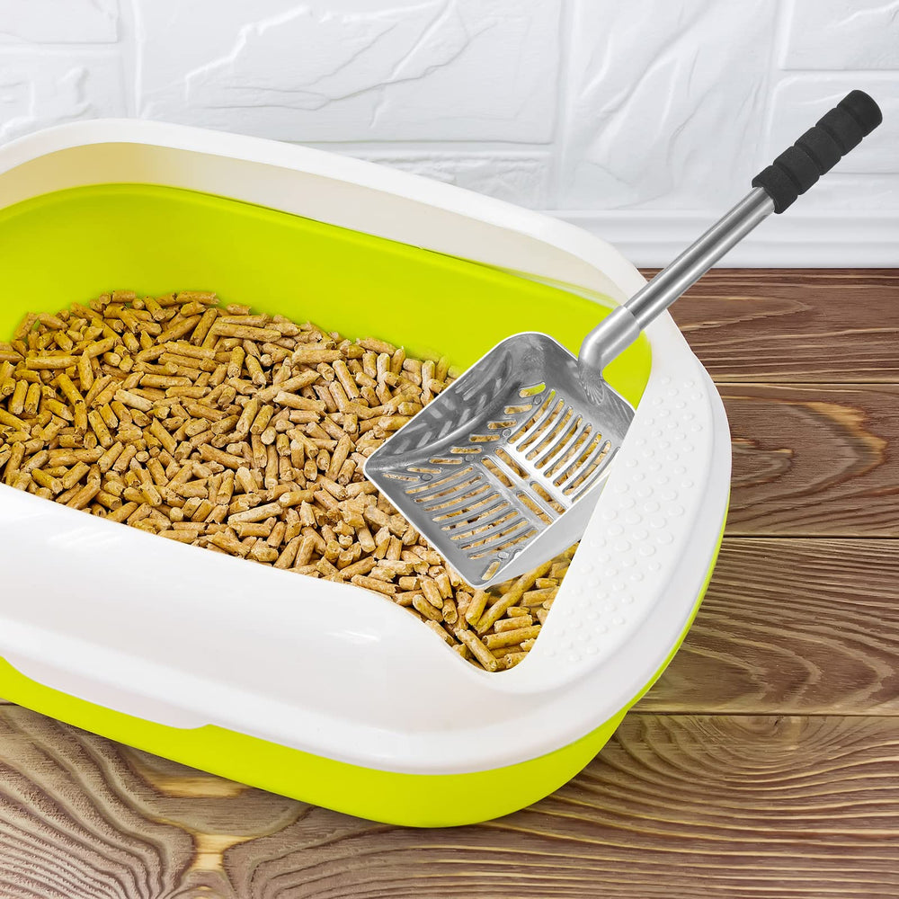 Hortsun holder keeps the scoop off the floor for easy storage and cleanup.