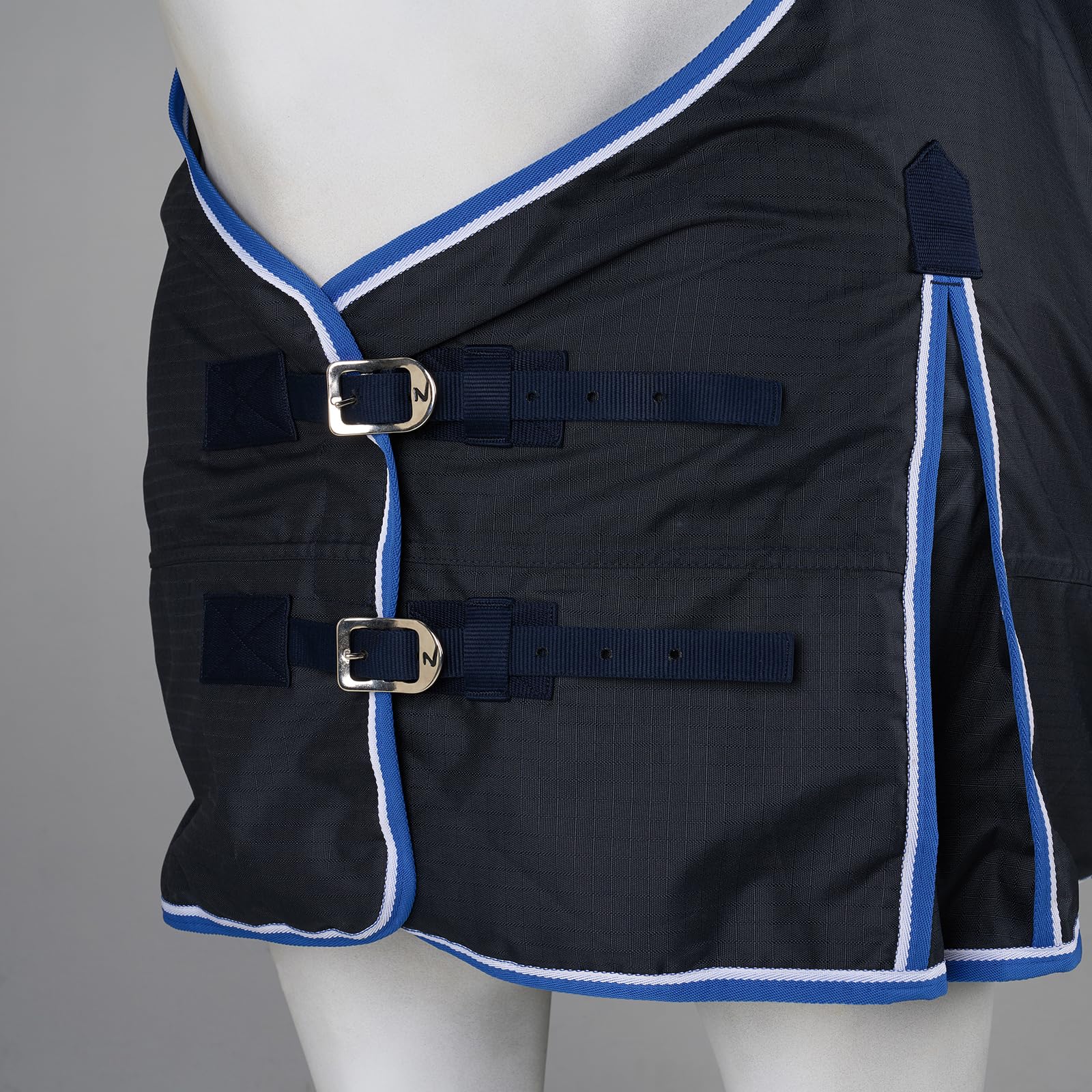 HORZE Glasgow turnout blanket buckle closures demonstrate quick, reliable front securing.