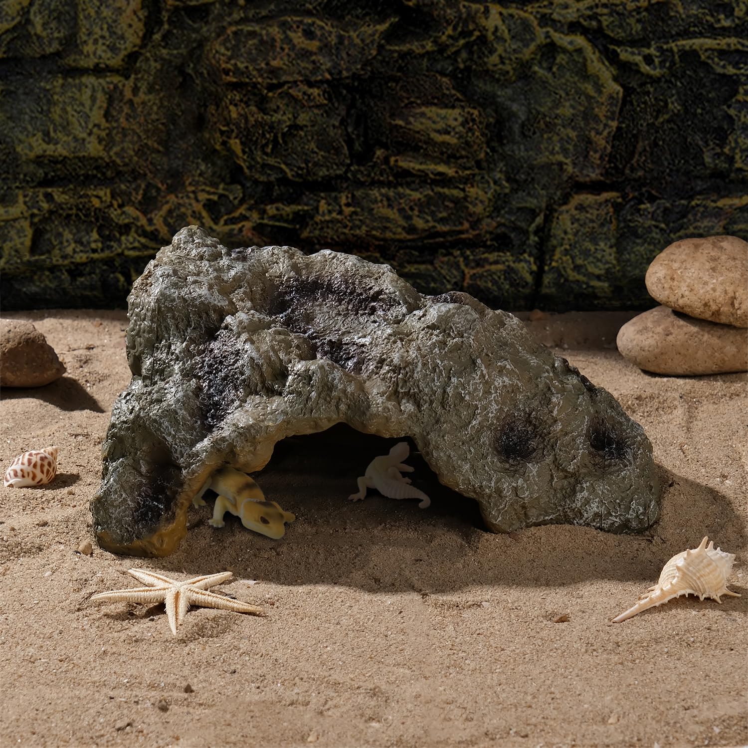 IBWell Resin Leopard Gecko Hide in terrarium demonstrates versatile decor and secure retreat.