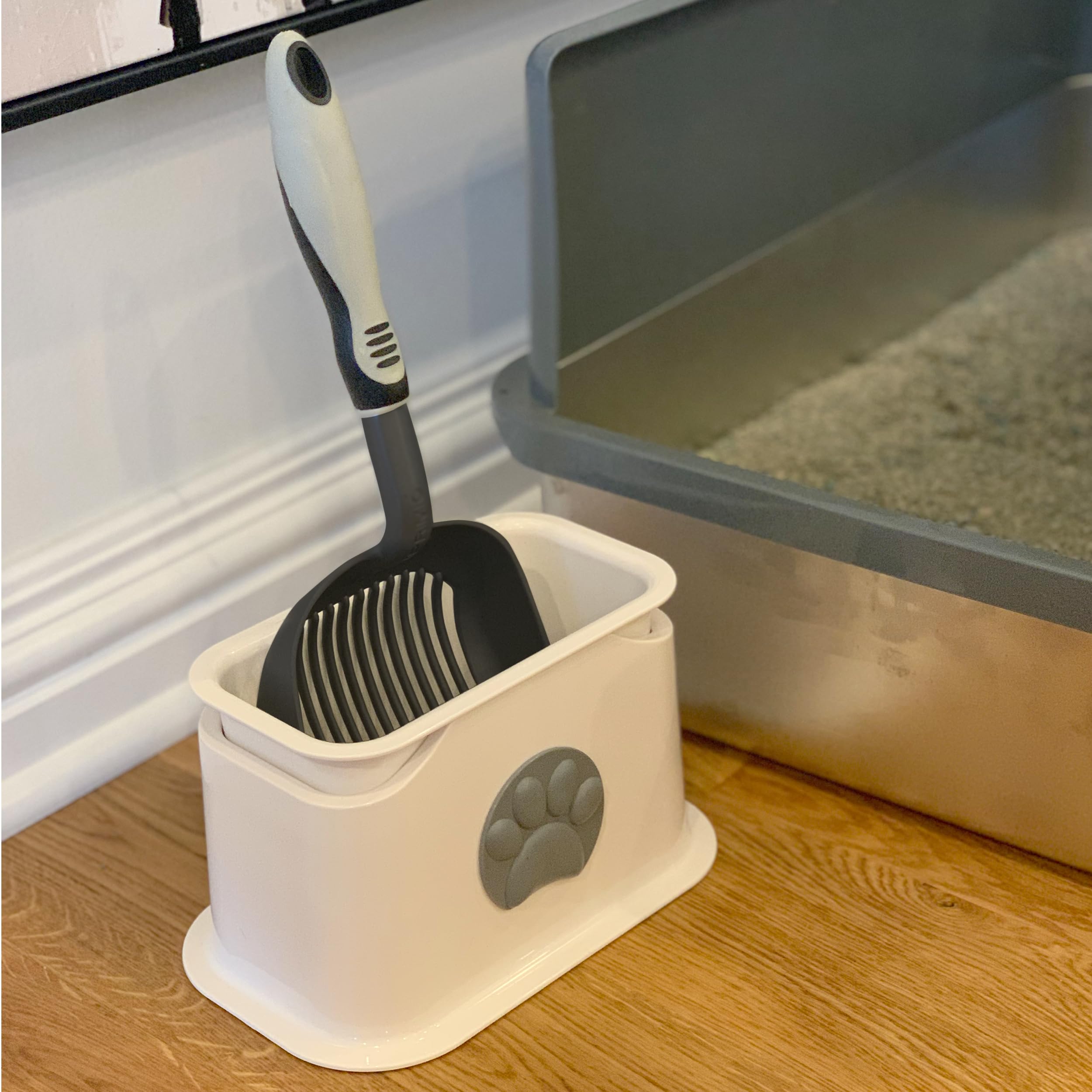 iPrimio stable hygienic scoop holder keeps the litter area neat