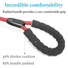 iYoShop Dual Dog Leash bungee extension demonstrating 20–35 inch stretch for dynamic movement.