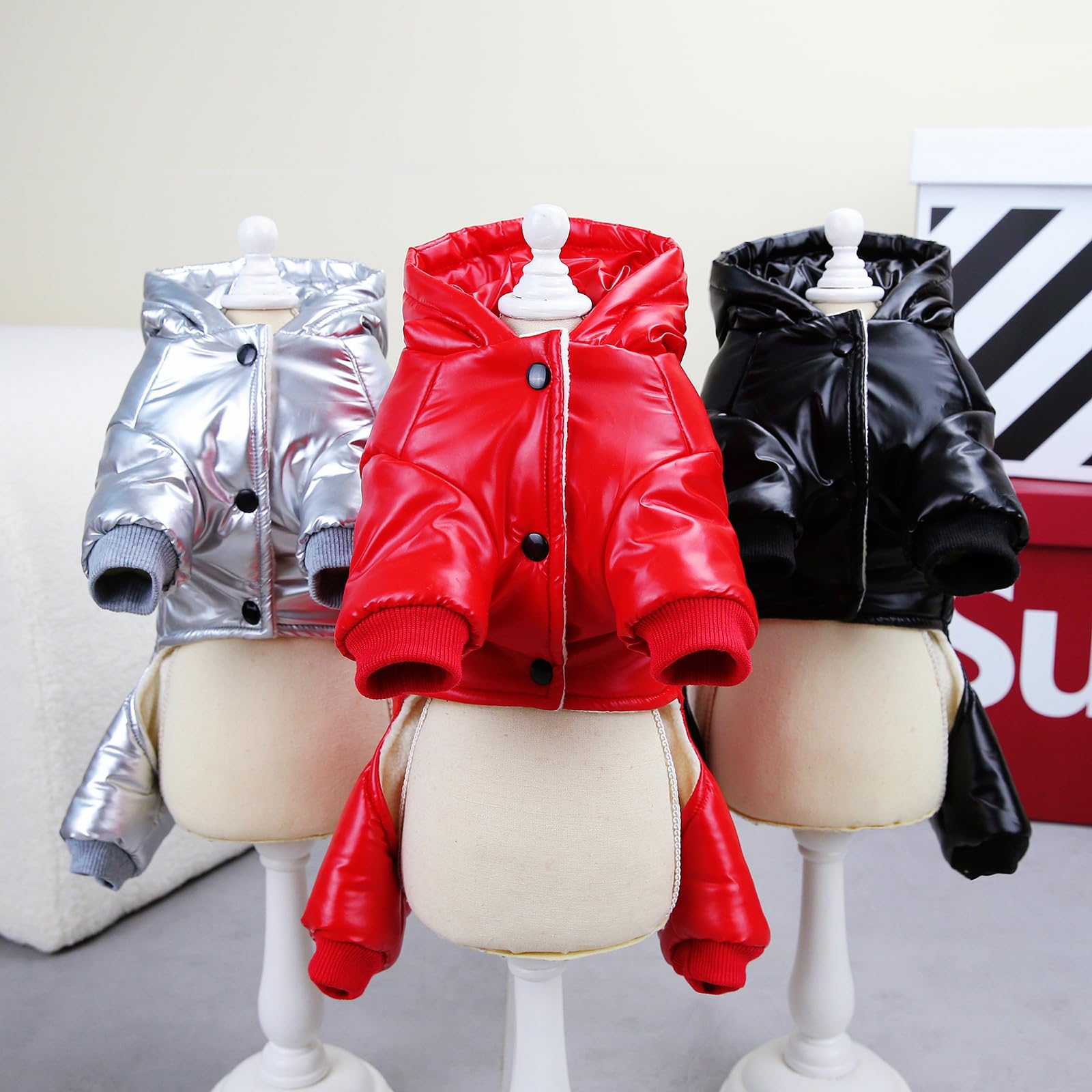 Izefia 4-leg jumpsuit detail emphasizes leg warmth and cold protection