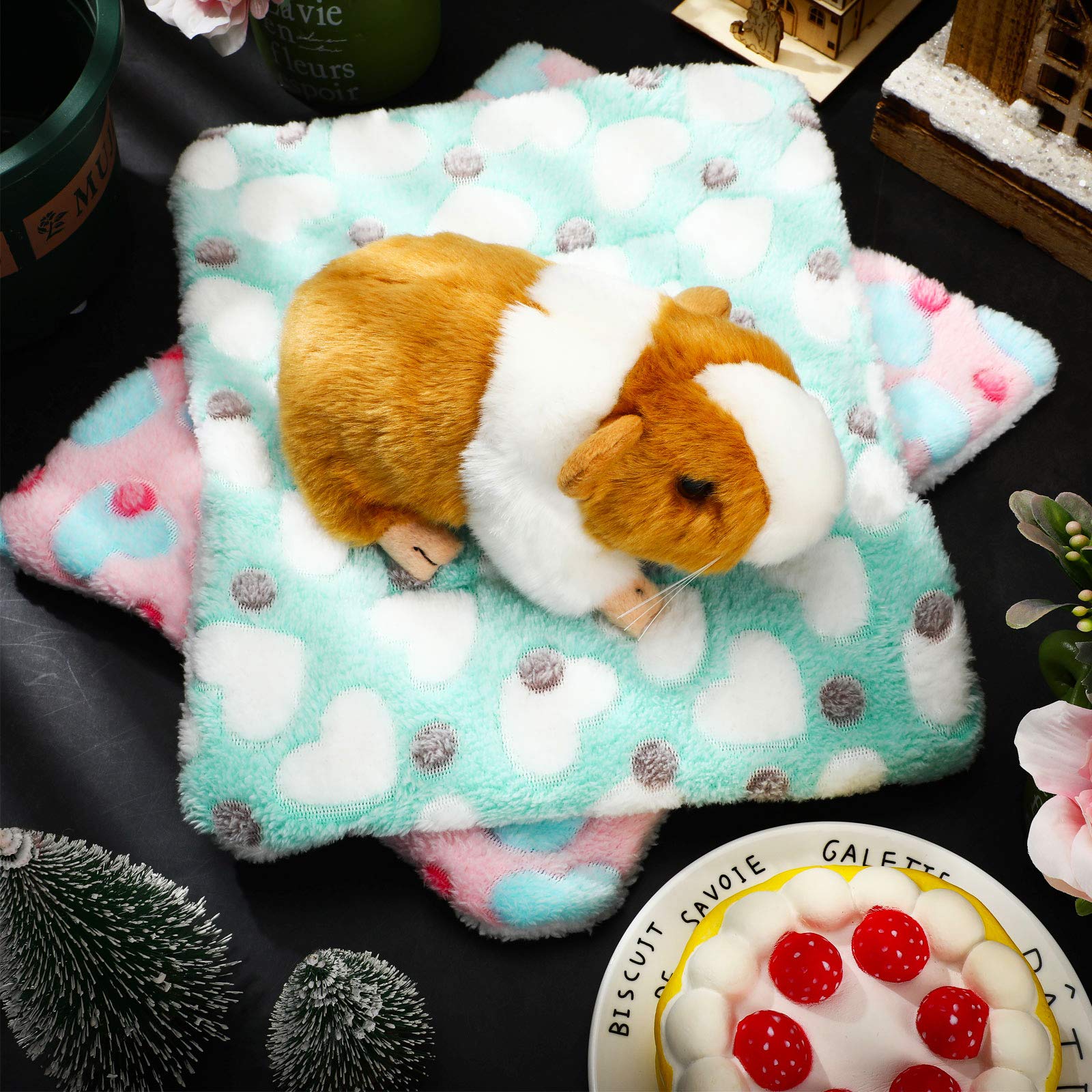 Jetec Guinea Pig Bed Mat lying pet scene showcases warm rest.