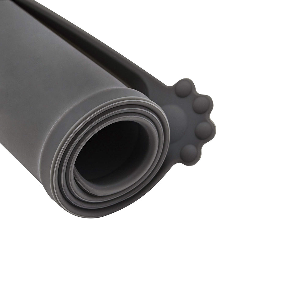 Juqiboom pet mat edge-tilt design shows spills collected for clean floors.