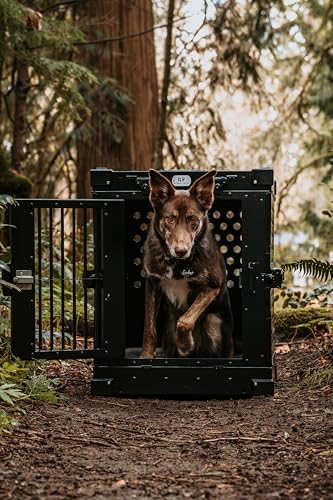 K9 Kennel Boss aluminum frame close-up emphasizes lightweight strength for transport