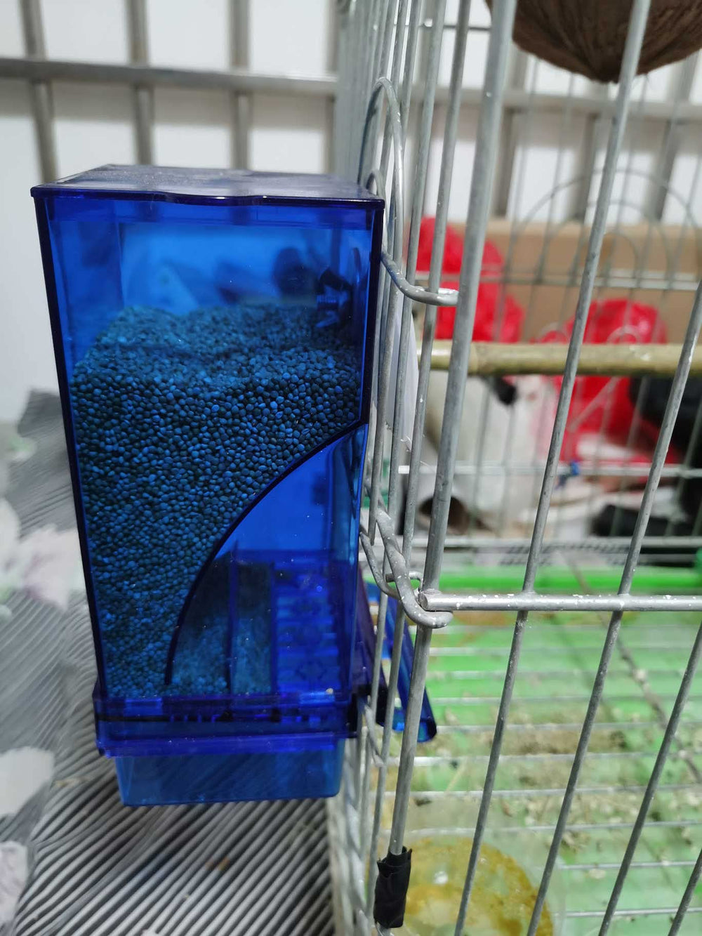 Kathson transparent acrylic perch lets birds feed comfortably during visits.