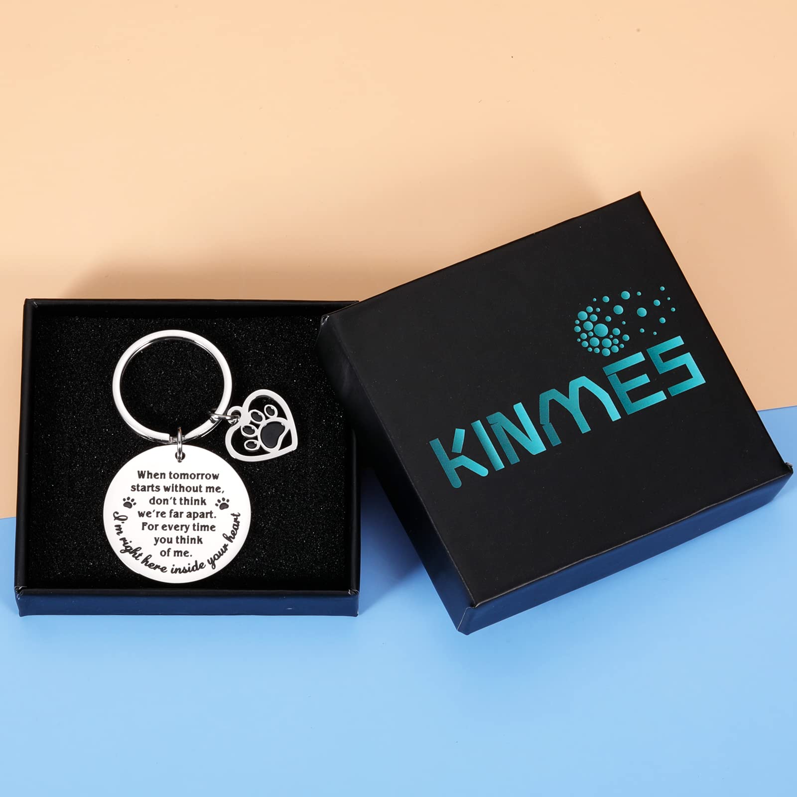 KINMES dog-cat remembrance keychain captures quiet moments for pet owners.