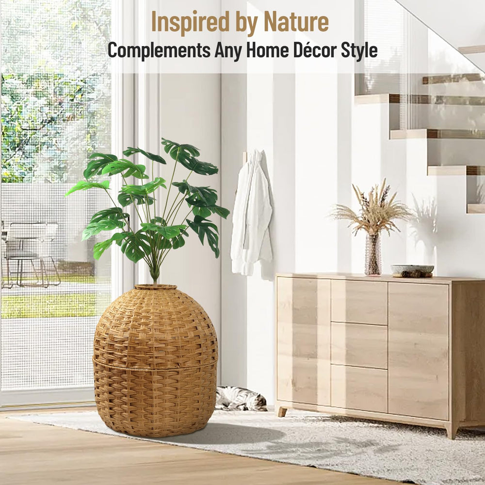 Kukikan interior space illustrates spacious entry for cats of all sizes.