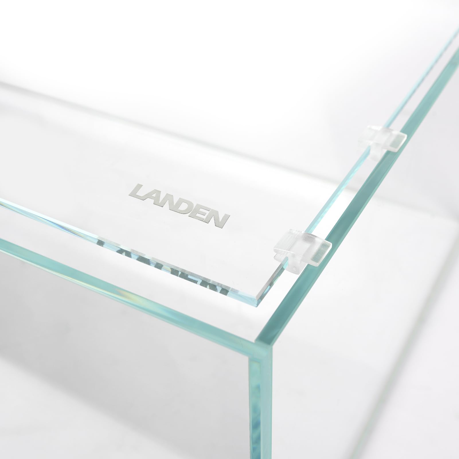 LANDEN dust-protection aquarium lid keeps debris from entering the water.
