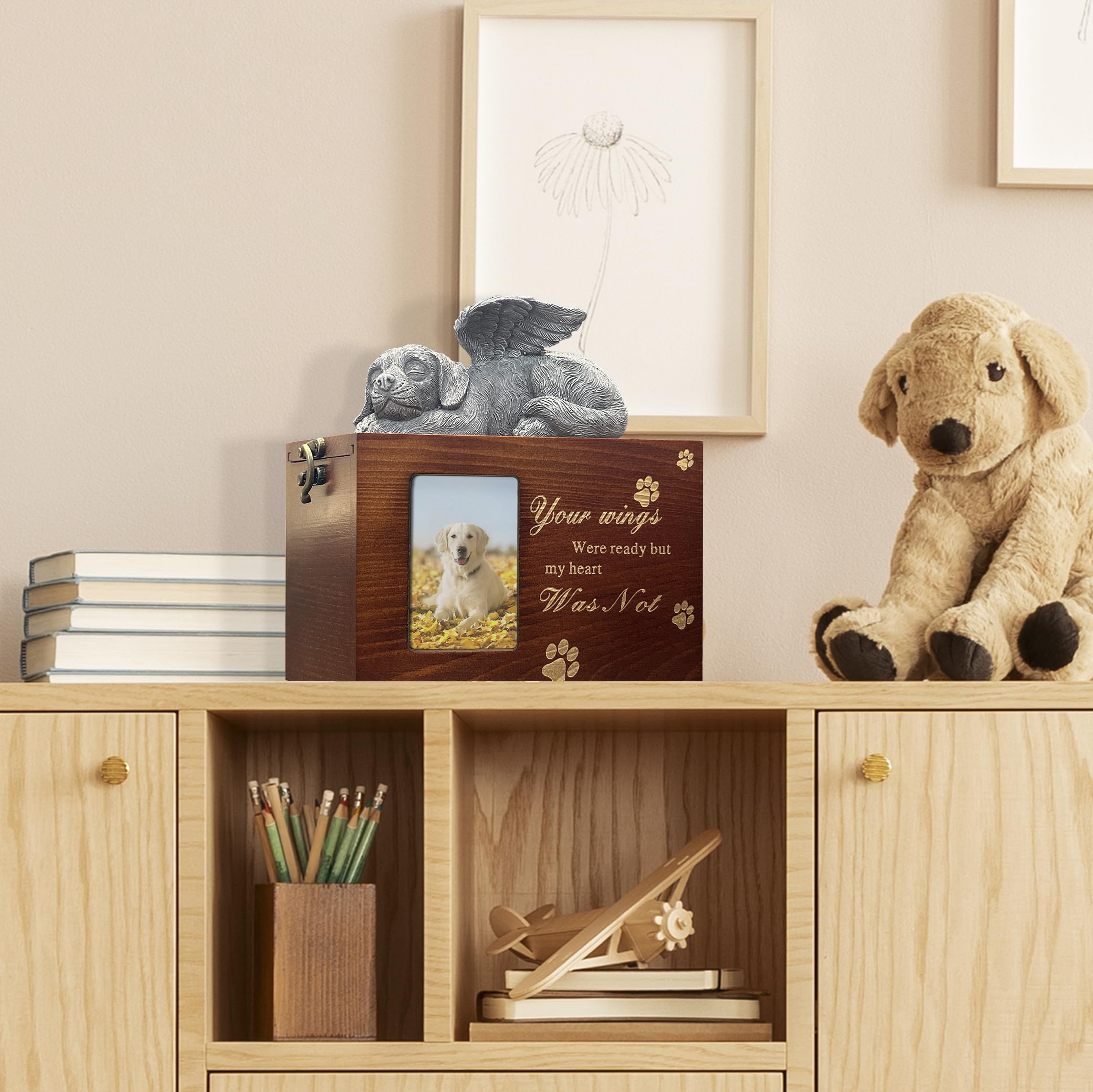 This LAZYESTHER dog urn features a secure closure closeup for reliable containment.