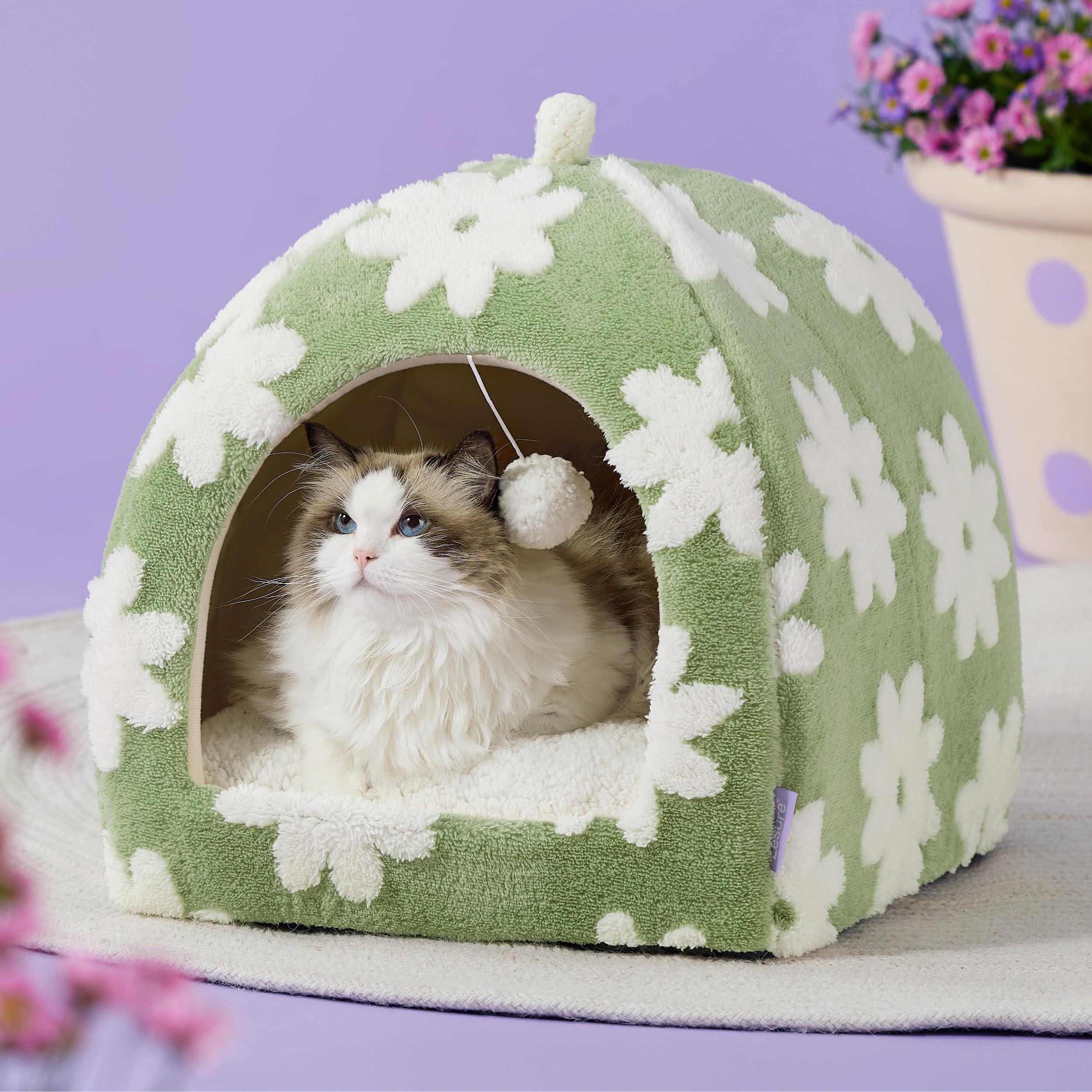 LE SURE ultra-plush sherpa fabric delivers soft warmth your cat will seek nightly.