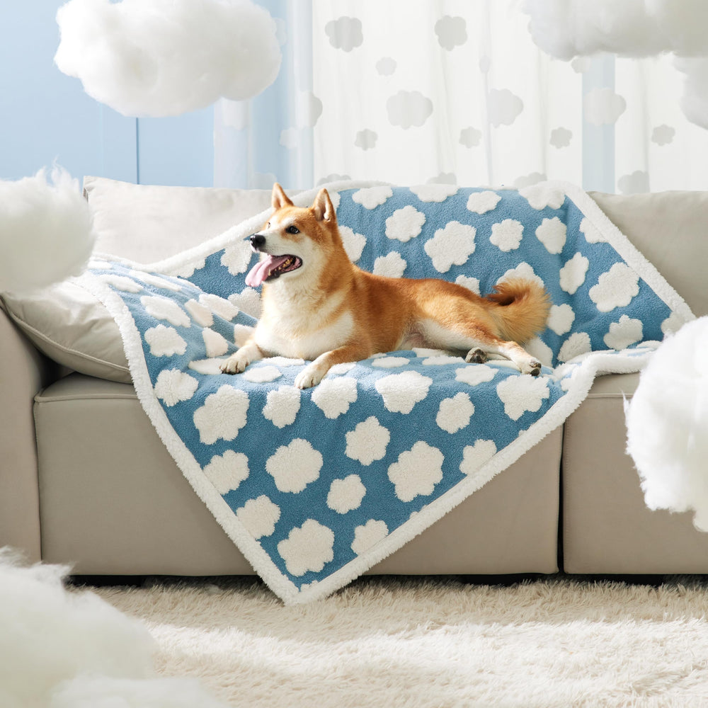 LE SURE double-sided blanket closeup shows plush sherpa and jacquard fleece warmth