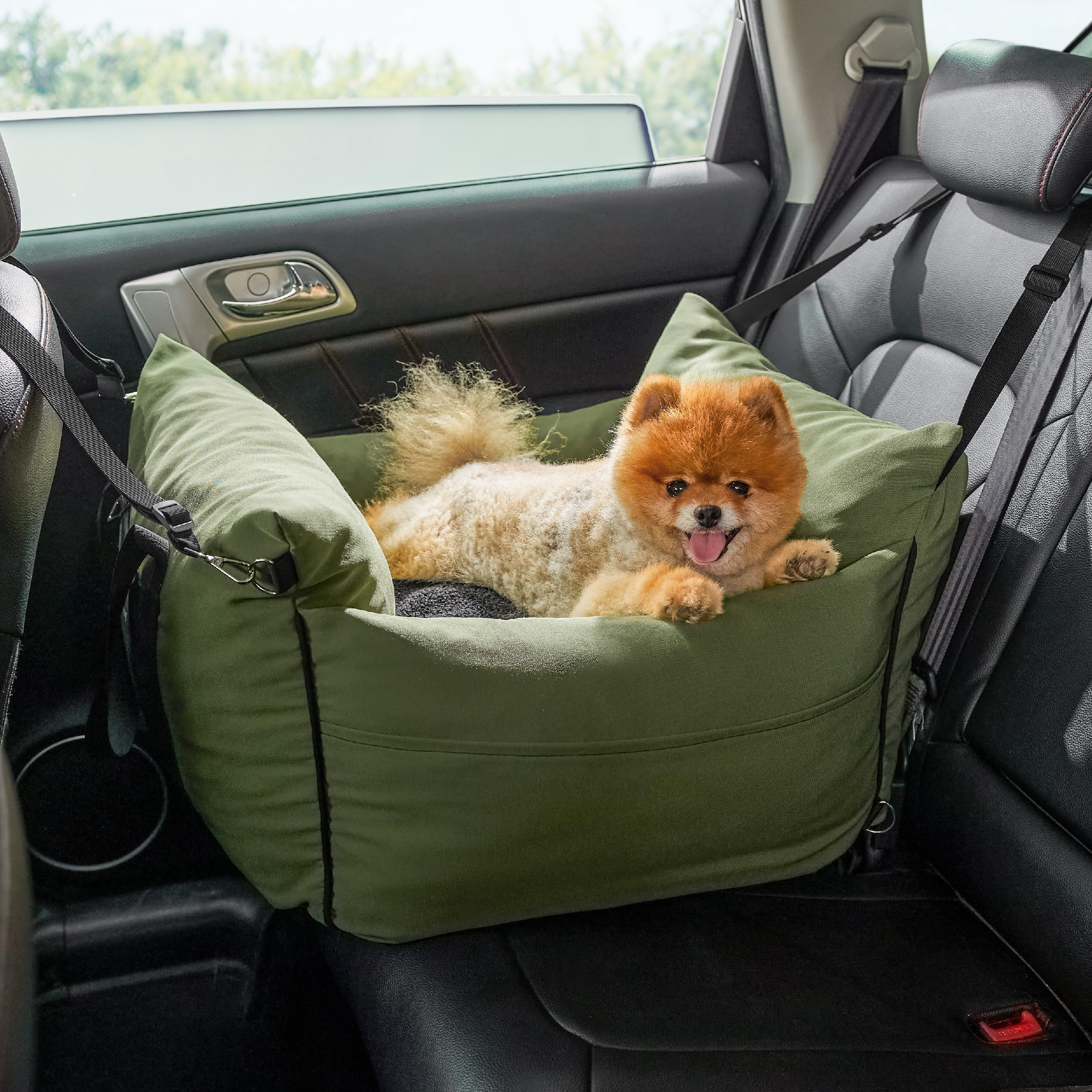 Lesure booster seat shows adjustable buckles for quick installation
