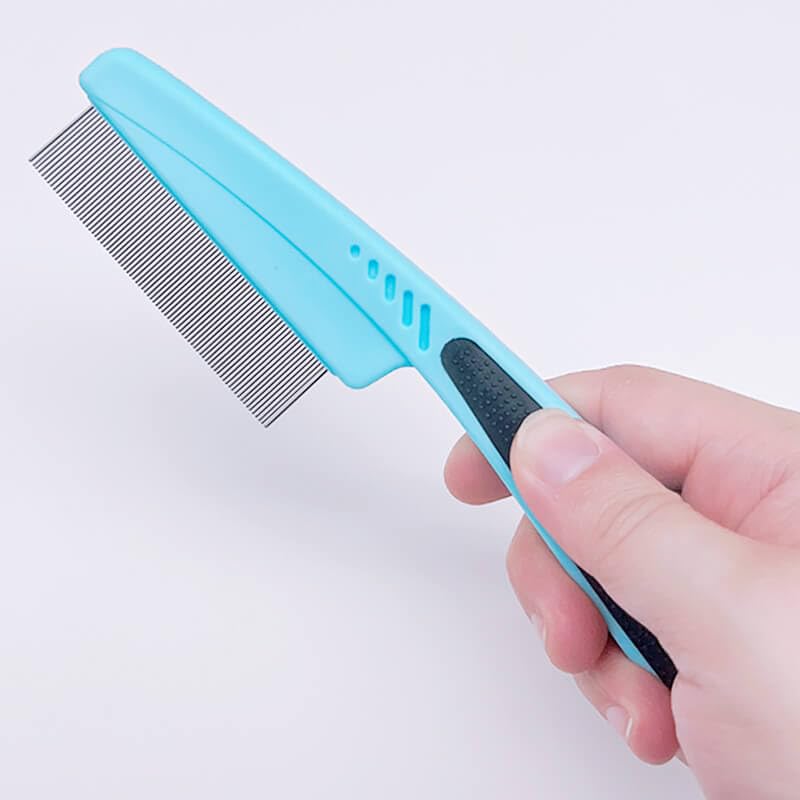 LLTGMV flea comb anti-slip handle emphasizing secure grip during brushing.