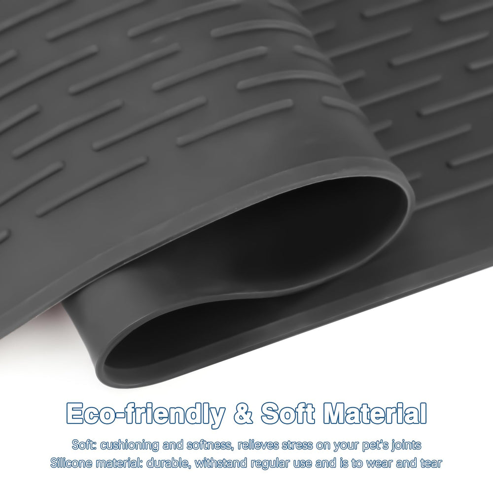 Lonepetu 28x19.7-inch mat close-up shows generous grooming surface.