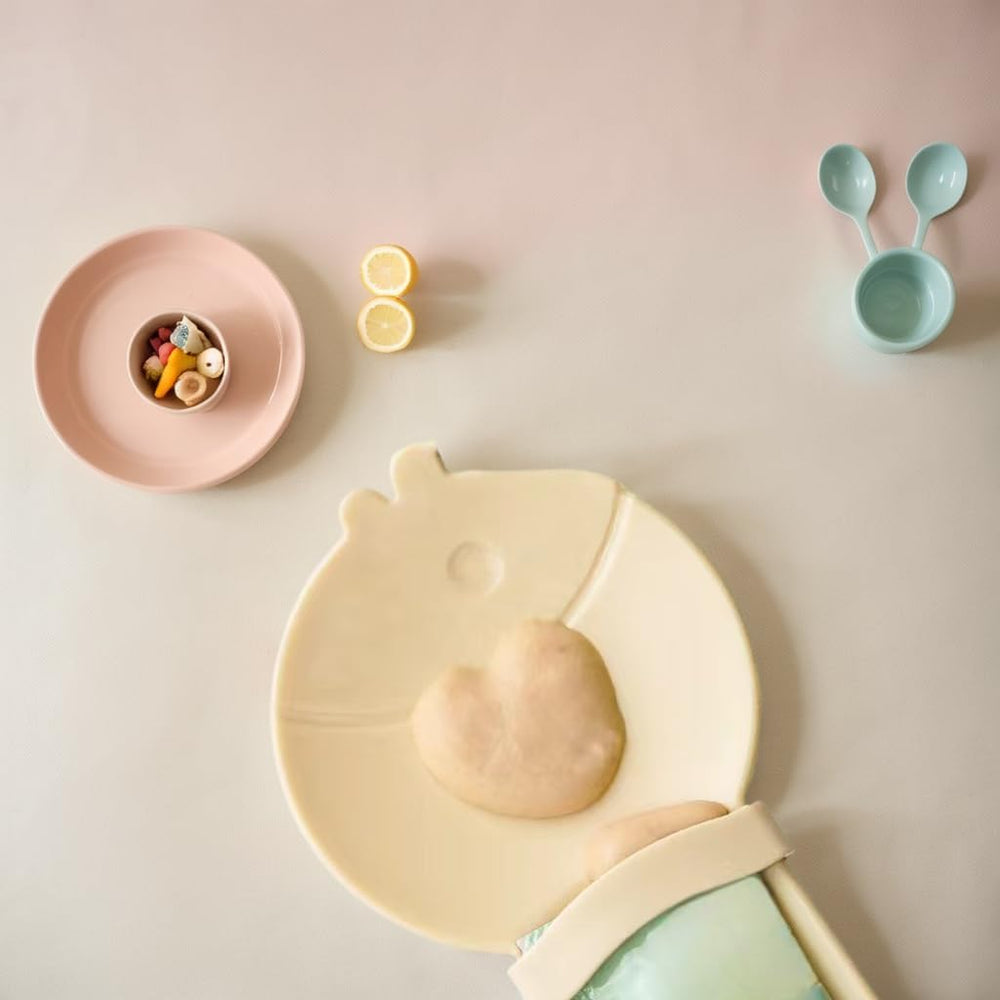 Lonsenbao cat spoon concave design reduces spills during feeding.