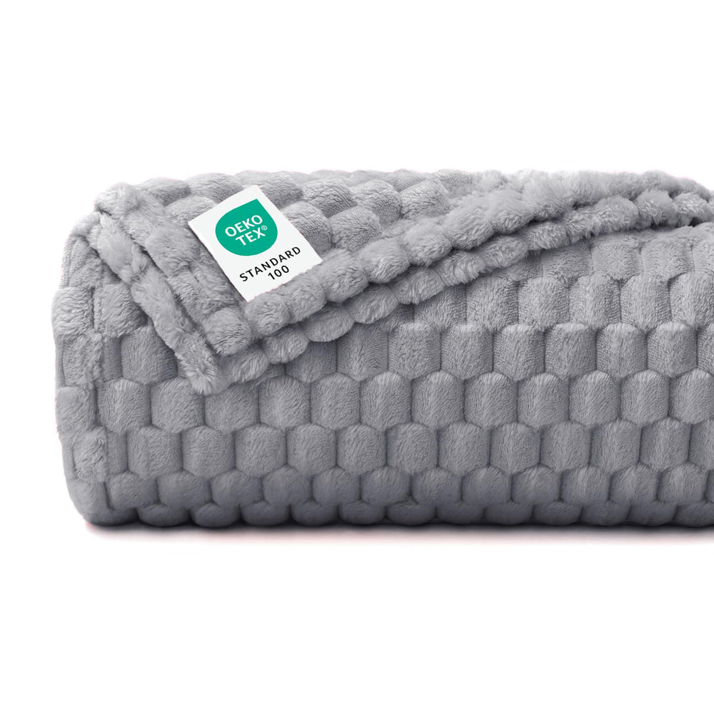 Luciphia Soft fleece blanket offers cloud-softness for pet naps