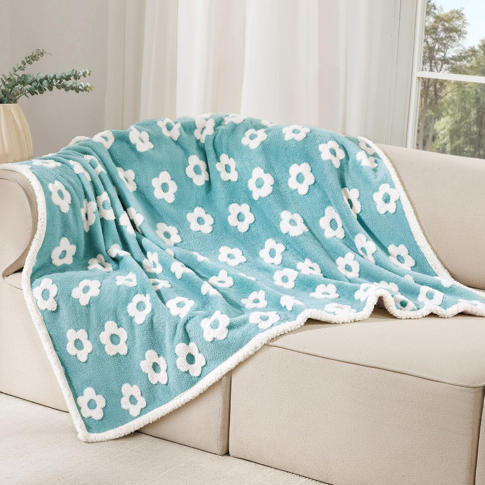 Luciphia Waterproof Pet Blanket is machine-washable for easy cleaning
