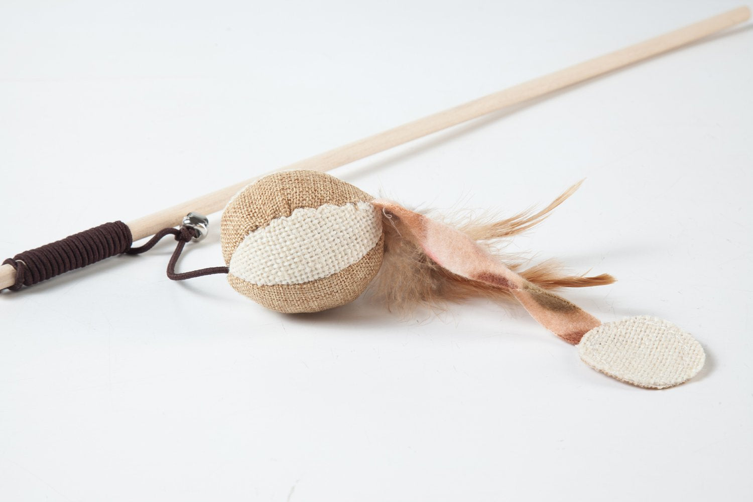 LukPaw elastic string action shows flexible play and quick pouncing moments.