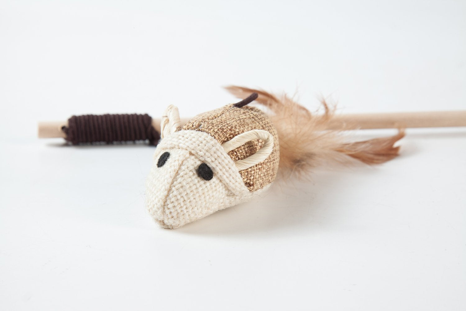 LukPaw feather tail teaser demonstrates dynamic movement for catching and leaping fun.