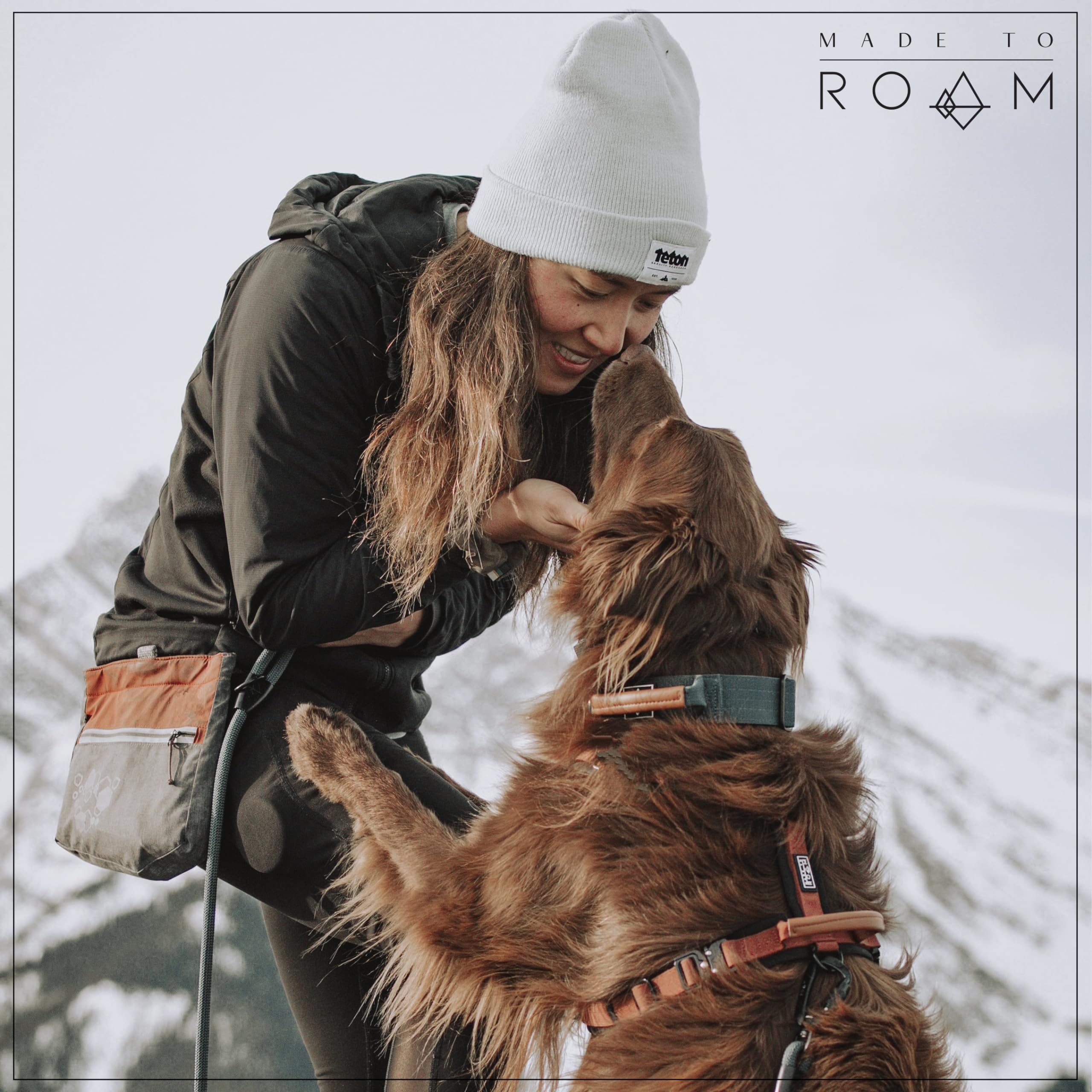MADE TO ROAM Premium Everyday Leash ergonomic handle during a casual walk