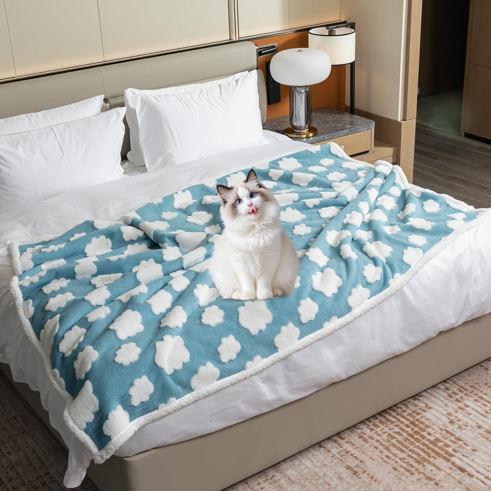 Maidewow lightweight travel blanket is easy to carry on trips