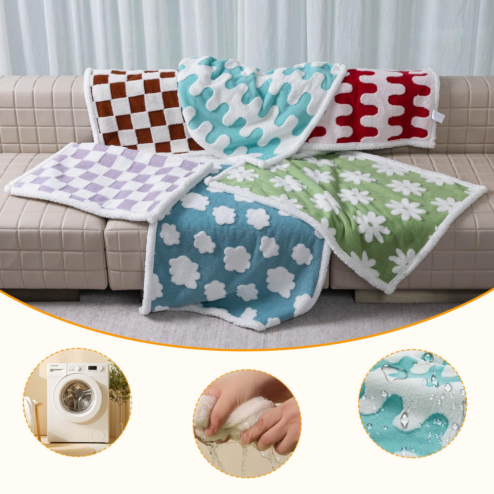 Maidewow waterproof pet blanket Size XS overview highlighting compact throw.